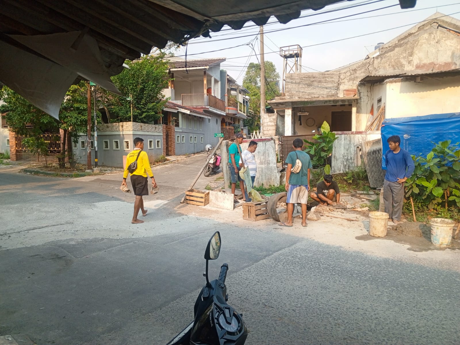 Warga RT 03 Villa Pamulang Perbaiki Gorong-Gorong di Jalan Taqwa
