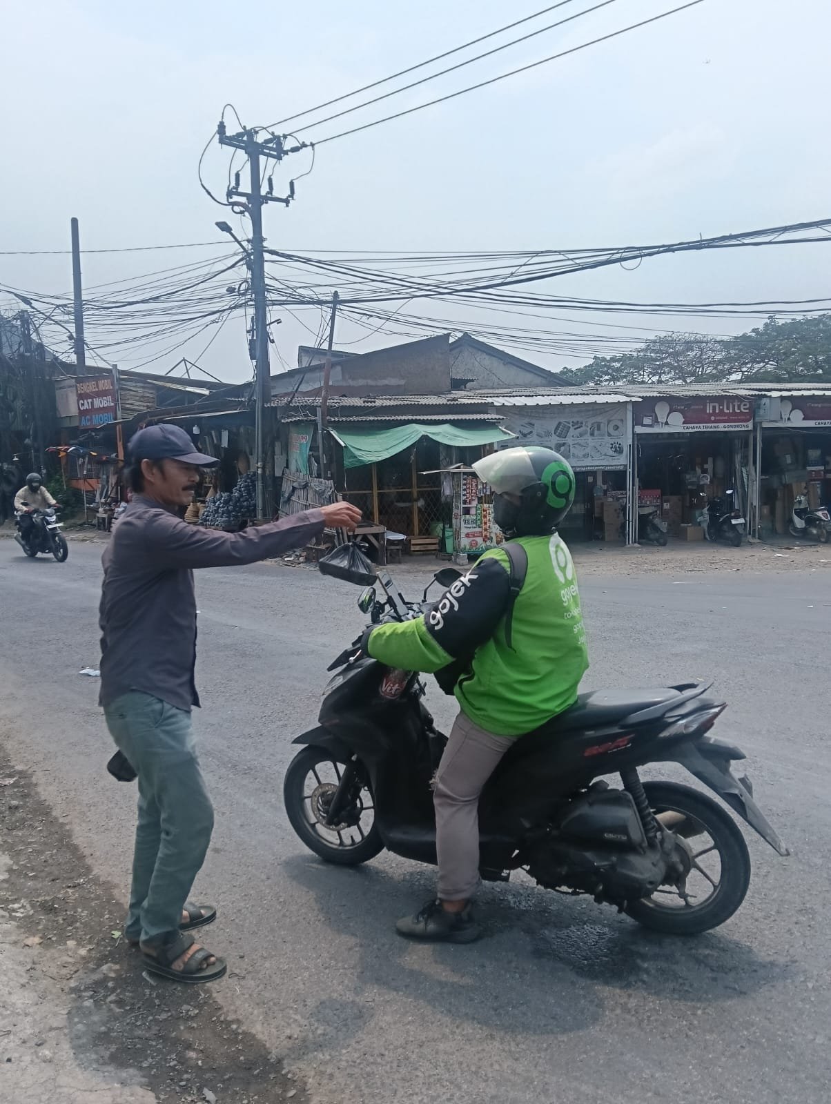 Jumat Berkah AlapAlapNews, Berbagi Nasi Kotak untuk Masyarakat