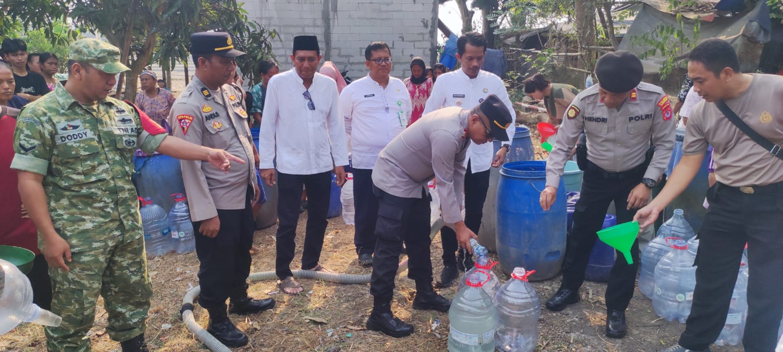 Polsek Kresek Polresta Tangerang Distribusikan Ribuan Liter Bantuan Air Bersih ke Jengkol Kresek